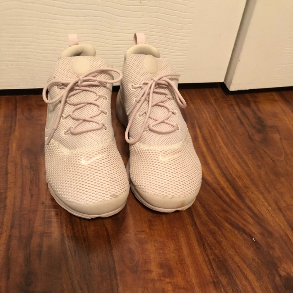 Tennis shoes